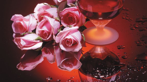 Бокал вина и цветы