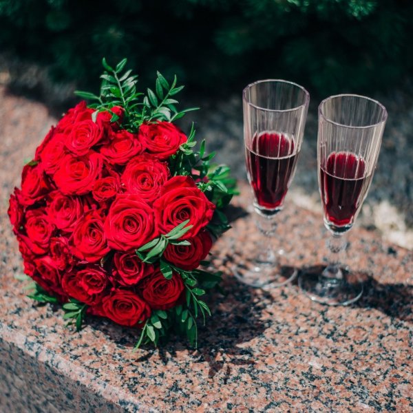 Красивые букеты на фужерах