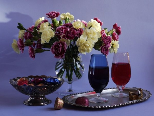 Букет цветов и бокал вина