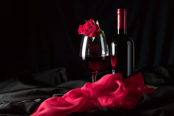 Красные розы и вино