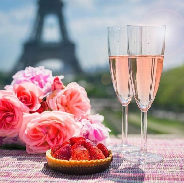 Бокал с вином и цветами