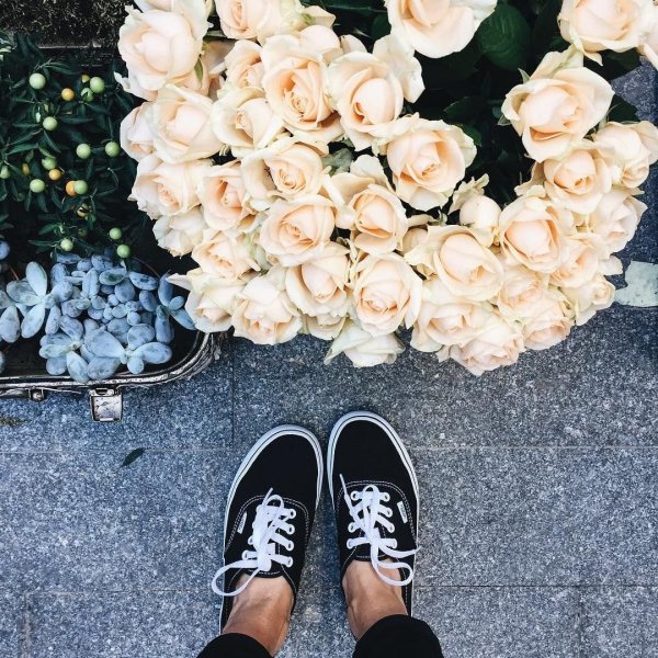 Кроссовки и цветы