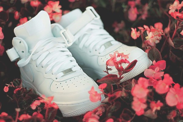 Женские красивые кроссовки на фоне