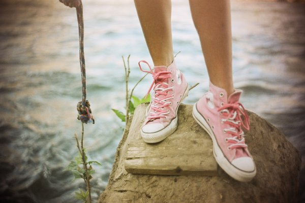 Девушка в кедах