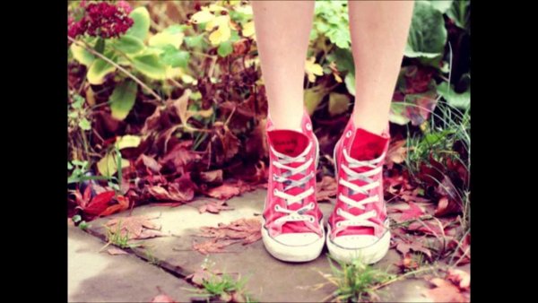 Кроссовки с сиреневыми оттенками