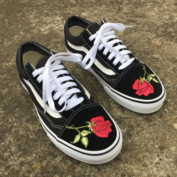 Ноги девушки в джинсах и кроссовках