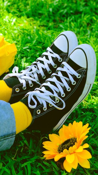 Кеды на ногах девушек