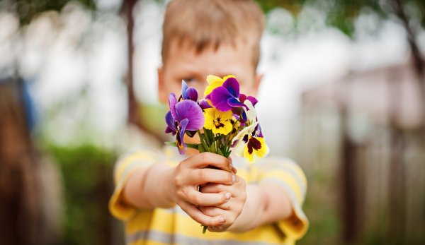 Букет в руках ребенка