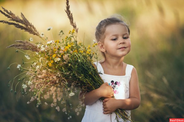 Маленькая девочка с цветами