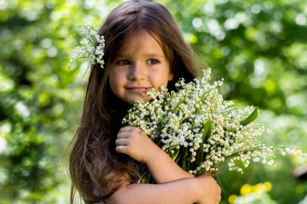 Маленькая девочка с цветами