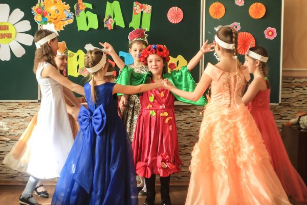 Три девушки в бальных платьях