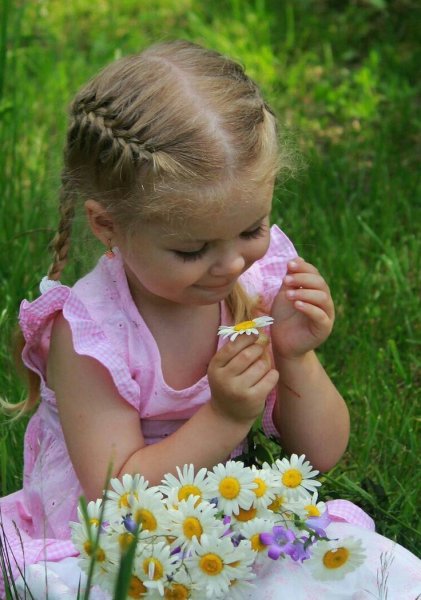 Маленькая девочка с цветами