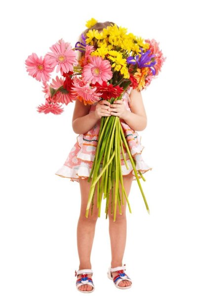 Девочка дарит цветы