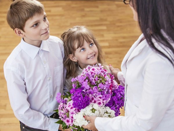 Учитель с цветами рисунок