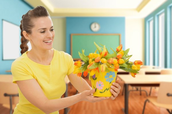 Ученик дарит цветы учителю