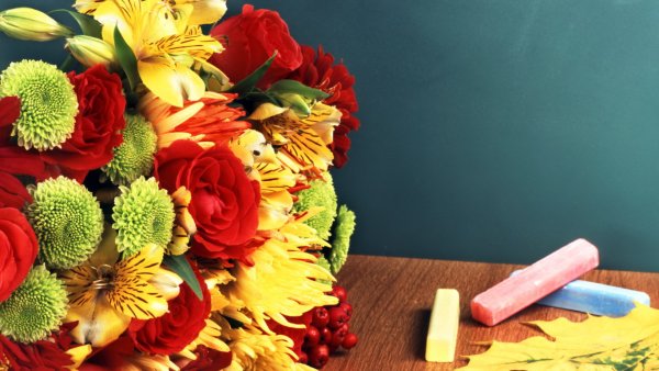 Учительница с цветами