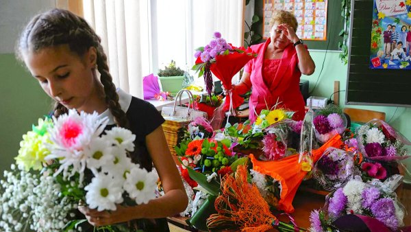 Учитель с цветами рисунок