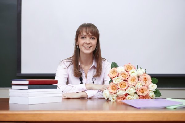 Учительница с цветами