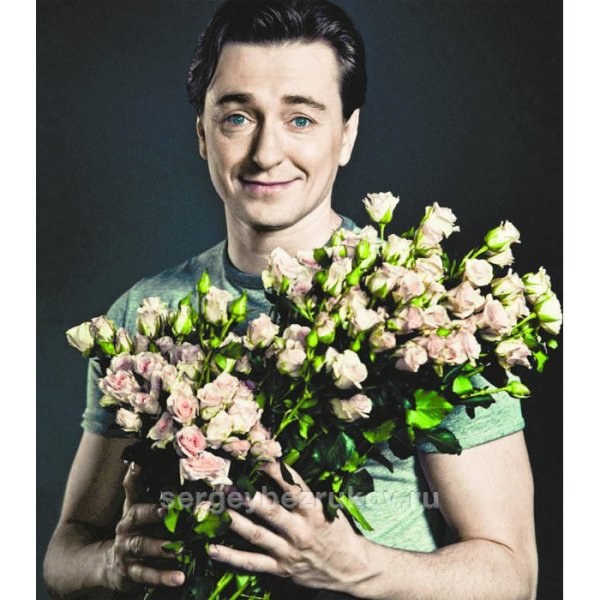 Сергей Безруков с букетом