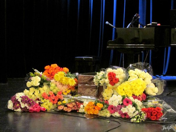 Букеты цветов на сцене