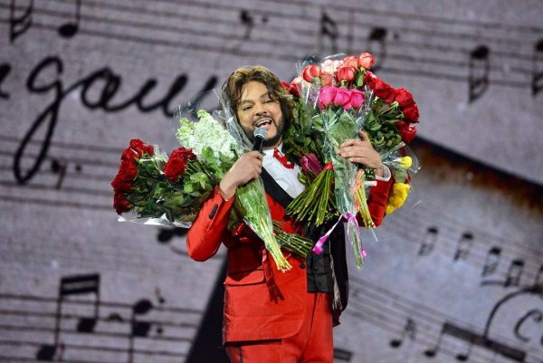 Джеймс МАКЭВОЙ С цветами