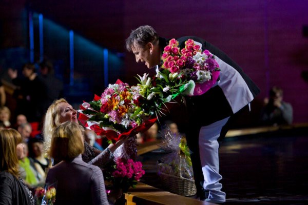 Цветы артистам в театре