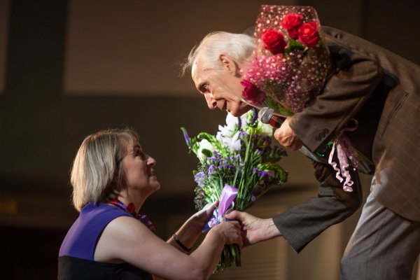 Сергей Безруков с цветами фото