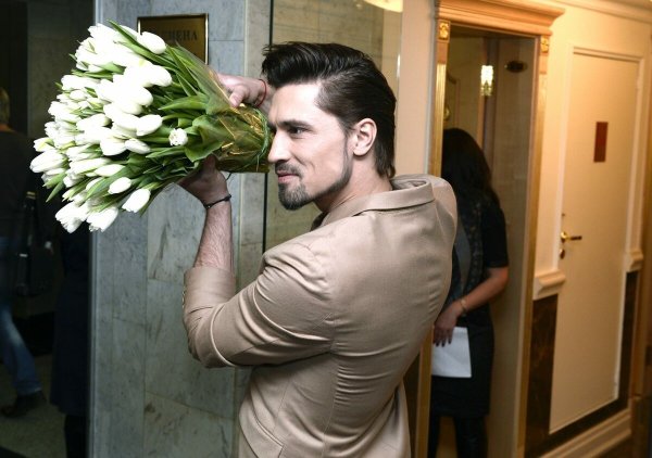 Цветы артисту картинки