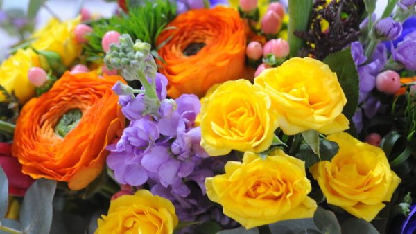 Букет цветов на рояле