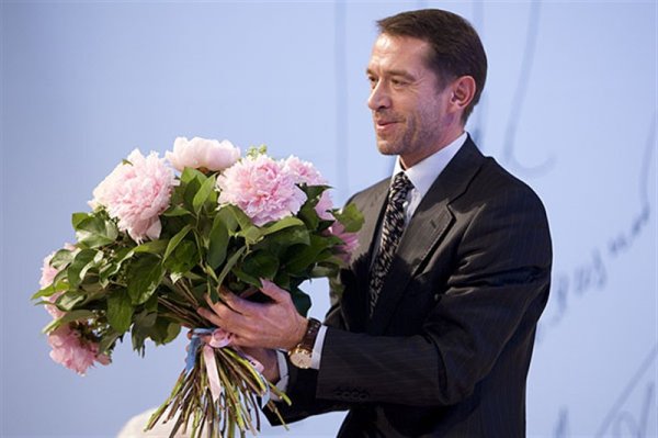 Роберт Дауни младший с цветами