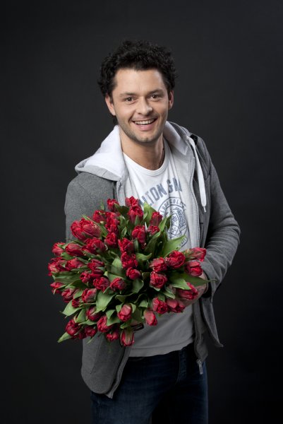 Мужчина поздравляет женщину