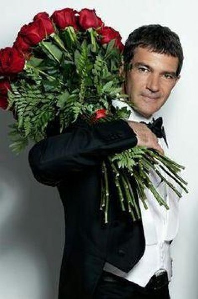 Шикарный мужчина с цветами