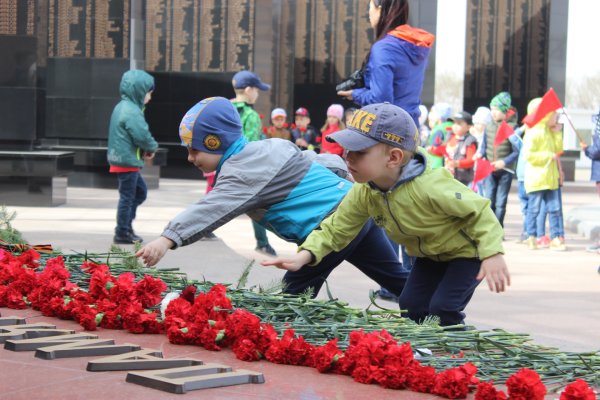 9 Мая возложение цветов к памятнику