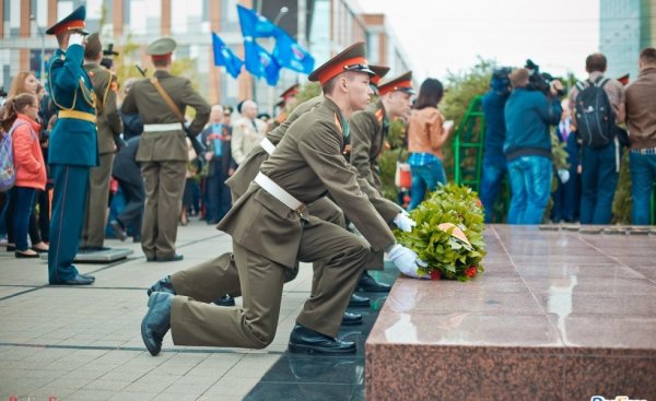Возложение цветов в день Победы Москва