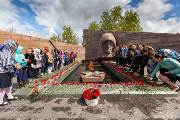 Возложение цветов к памятнику