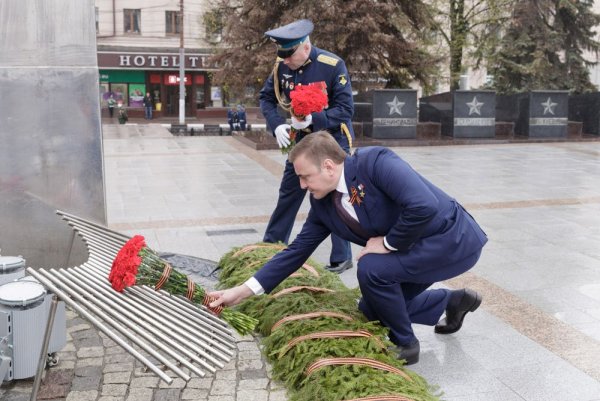 Ветераны Великой Отечественной войны возлагают цветы