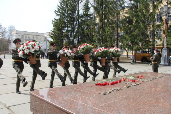 Возлагают цветы к Вечному огню
