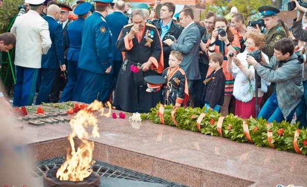 Возложение цветов к могиле