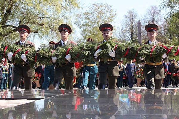 Возложение цветов к памятнику погибшим в Великой Отечественной