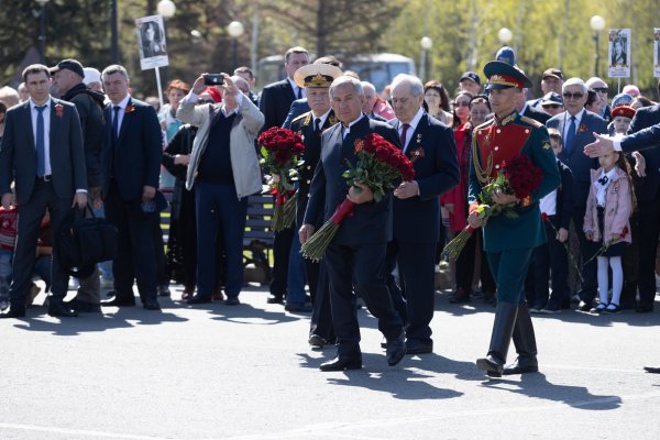 Возложение цветов к монументу в Краснодаре