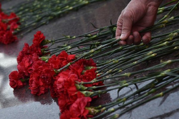 Возложение ветеранами цветов к могиле неизвестного солдата