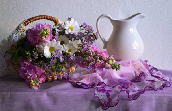 Натюрморт с посудой и цветами