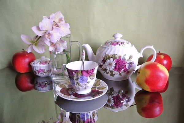 Посуда в цветочной композиции