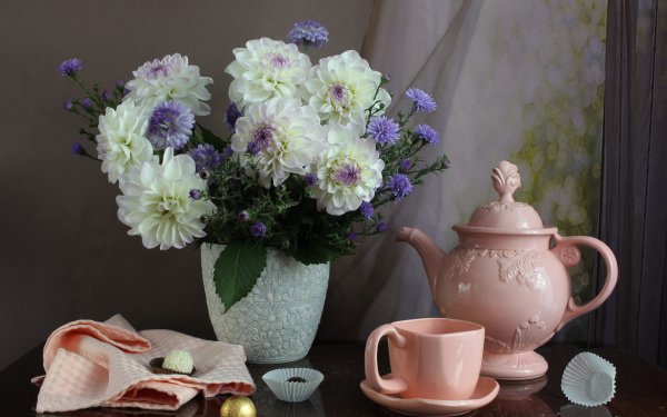 Натюрморт с цветами светлый