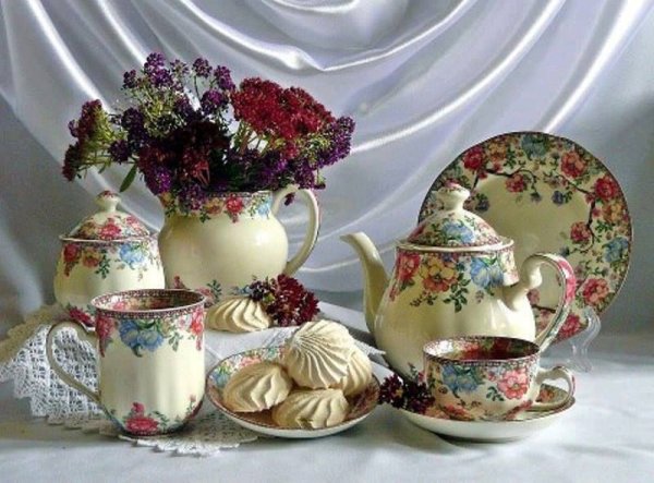 Натюрморт с фарфоровой посудой