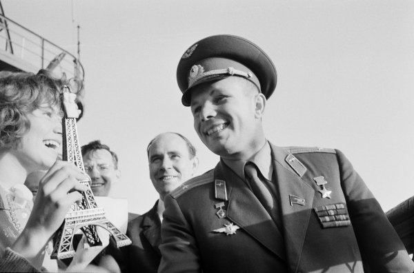 Юрий Гагарин первый космонавт земли