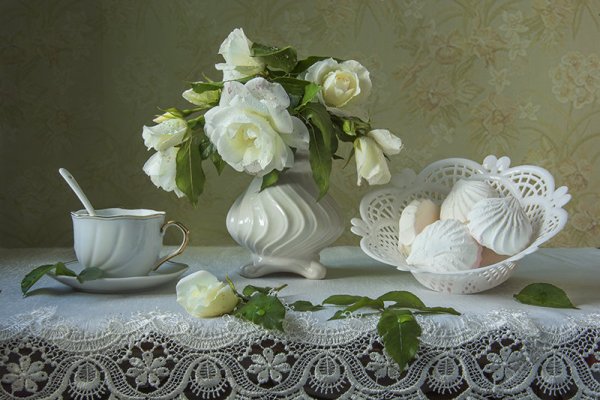 Цветы на столе сверху