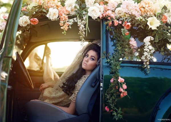 Фотосессия в машине с цветами