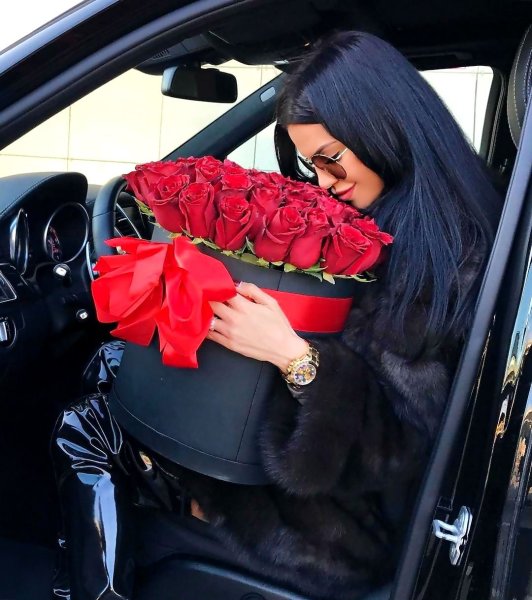 Девушка с цветами в машине