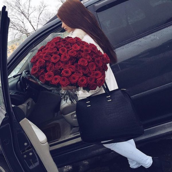 Кавказские пары с цветами